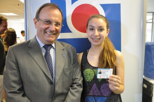 Laura Vitória foi a primeira a receber o cartão do passe livre. Rafael Cabeleira/ Metroplan